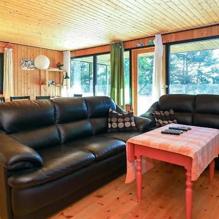 Dom wakacyjny Three-bedroom In 21