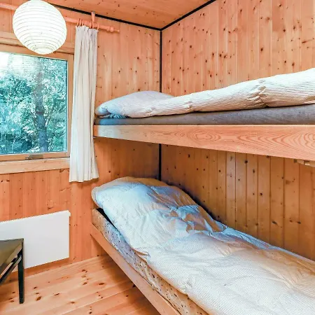 Dom wakacyjny Three-bedroom In 21